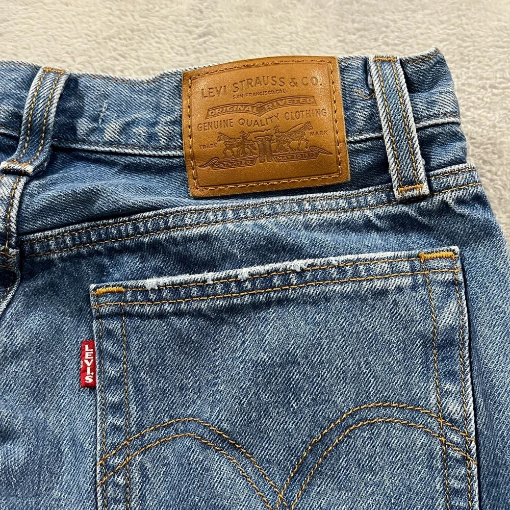 Levis Premium Jeans Womens 27x28 Wedgie Straight Blue‎ Button Fly Big E Y2K